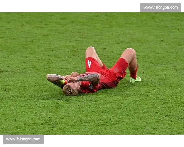 赛场乌龙:假摔遭拖界外,队友拉回引笑场